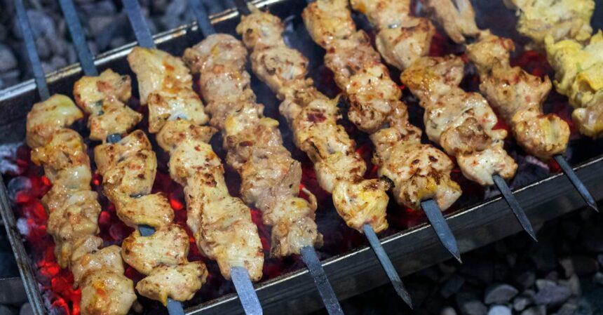 découvrez la délicieuse variété de kebabs, des saveurs authentiques aux recettes modernes. profitez de ce plat emblématique, préparé avec soin et passion, pour une expérience culinaire inoubliable.