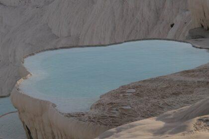 découvrez pamukkale, un site naturel exceptionnel en turquie, célèbre pour ses terrasses de travertin blanc et ses sources thermales. un lieu idéal pour explorer l'histoire, se détendre dans des eaux relaxantes et admirer des paysages à couper le souffle.