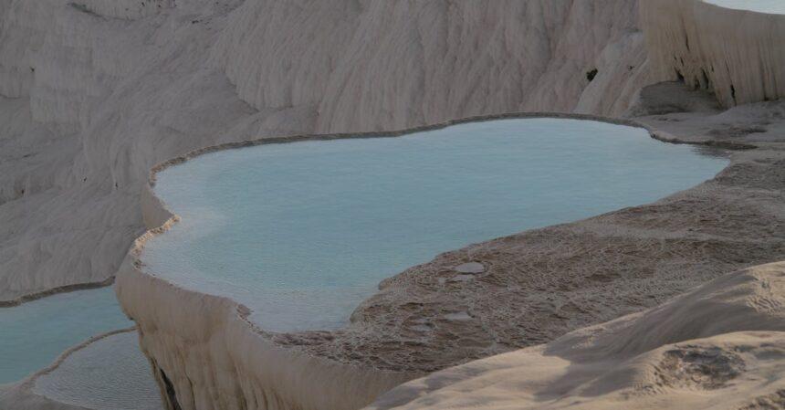 découvrez pamukkale, un site naturel exceptionnel en turquie, célèbre pour ses terrasses de travertin blanc et ses sources thermales. un lieu idéal pour explorer l'histoire, se détendre dans des eaux relaxantes et admirer des paysages à couper le souffle.