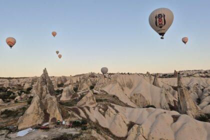 découvrez la cappadoce, une région envoûtante de turquie célèbre pour ses paysages féeriques, ses formations rocheuses uniques et ses montgolfières colorées. explorez ses vallées mystérieuses, ses églises rupestres et plongez dans la culture locale pour une expérience inoubliable.