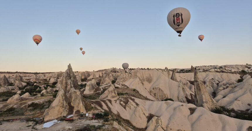 découvrez la cappadoce, une région envoûtante de turquie célèbre pour ses paysages féeriques, ses formations rocheuses uniques et ses montgolfières colorées. explorez ses vallées mystérieuses, ses églises rupestres et plongez dans la culture locale pour une expérience inoubliable.