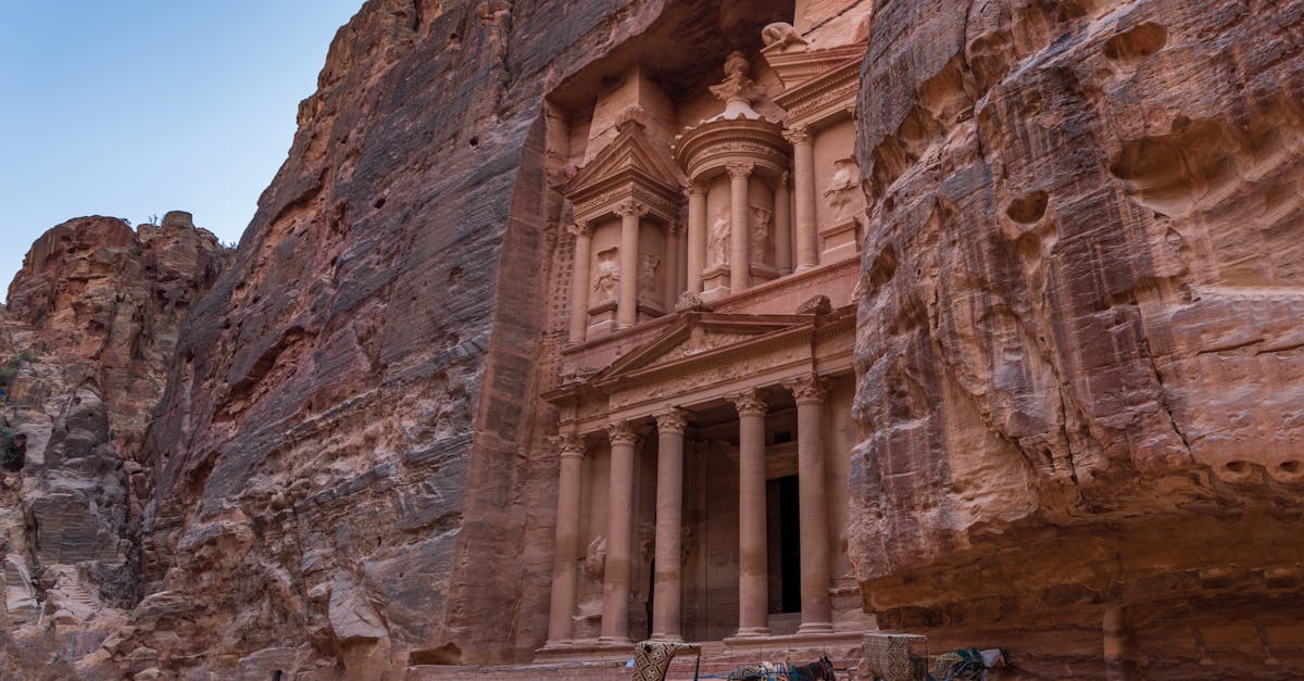 découvrez le fascinant monde de l'archéologie, discipline qui nous plonge dans l'étude des civilisations passées à travers leurs vestiges. explorez les méthodes, les découvertes majeures et les trésors cachés qui révèlent l'histoire de l'humanité.