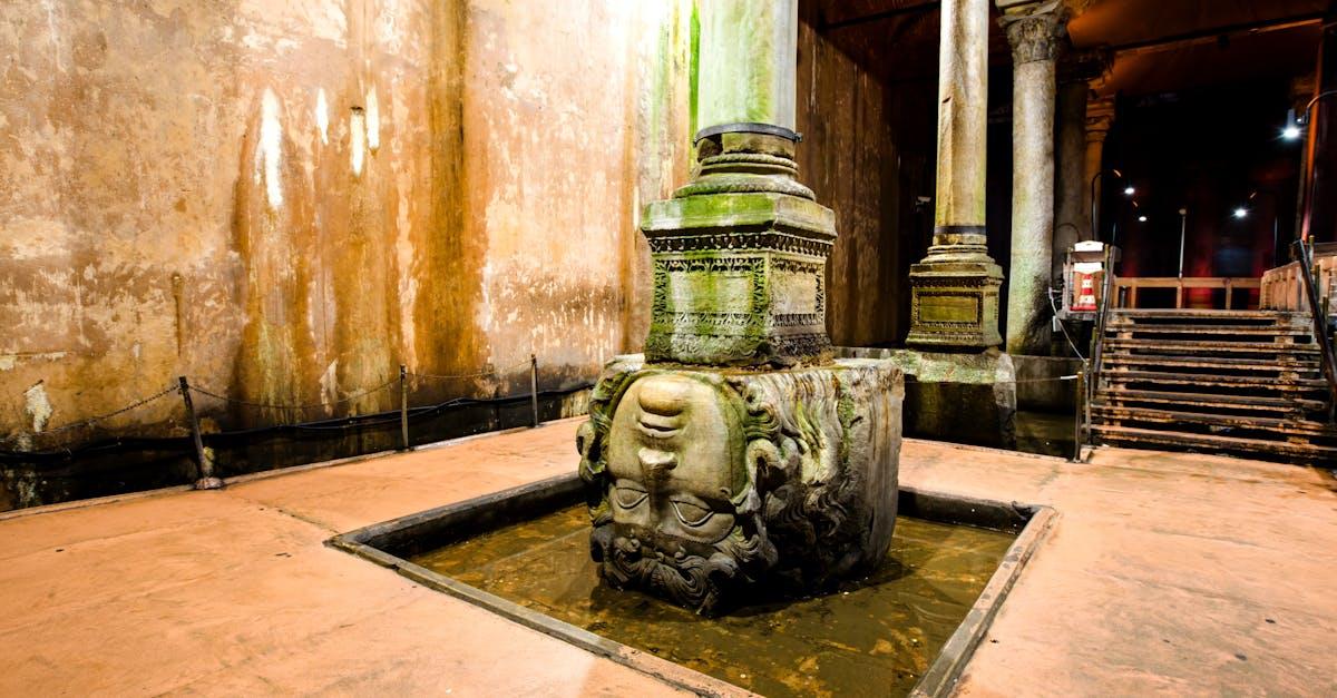 découvrez la basilique cistern, un véritable trésor historique d'istanbul. explorez cet impressionnant réservoir souterrain, célèbre pour ses colonnes majestueuses et son atmosphère mystérieuse, qui vous plongera dans l'histoire fascinante de la ville. une visite incontournable pour les amateurs d'architecture et d'histoire.