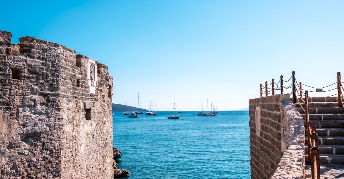 découvrez le château de bodrum, une impressionnante forteresse médiévale surplombant la mer égée, mêlant histoire et architecture. explorez ses tours, musées et jardins tout en admirant des vues panoramiques à couper le souffle.