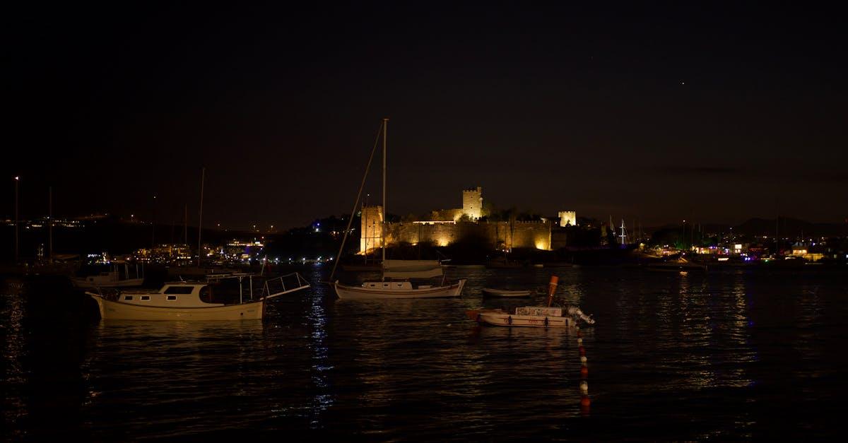 découvrez le château de bodrum, une majestueuse forteresse médiévale surplombant la mer égée, symbole de l'histoire et de la culture turque. explorez ses anciennes chambres, ses remparts impressionnants et profitez d'une vue panoramique inoubliable sur la ville de bodrum.