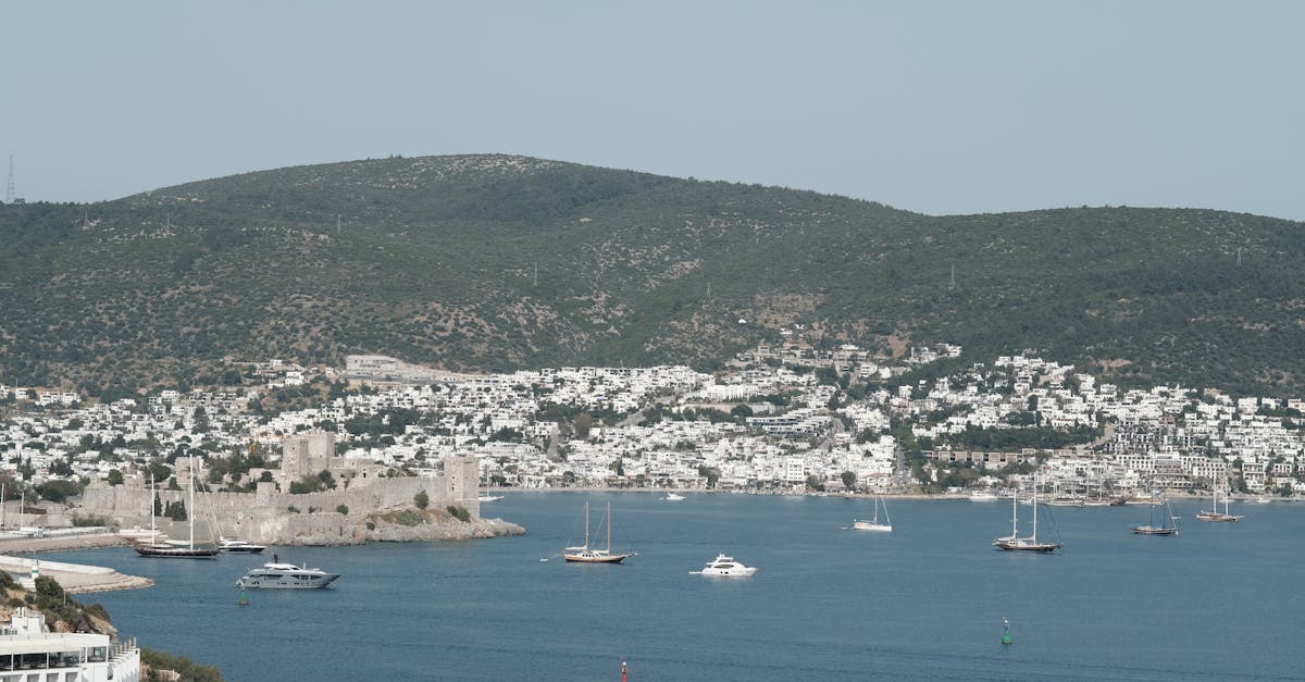 découvrez le château de bodrum, un chef-d'œuvre historique surplombant la mer égée, avec ses tours impressionnantes et son riche patrimoine. plongez dans l'histoire en explorant ses salles, ses remparts et son musée archéologique, tout en admirant des vues imprenables sur le port de bodrum.