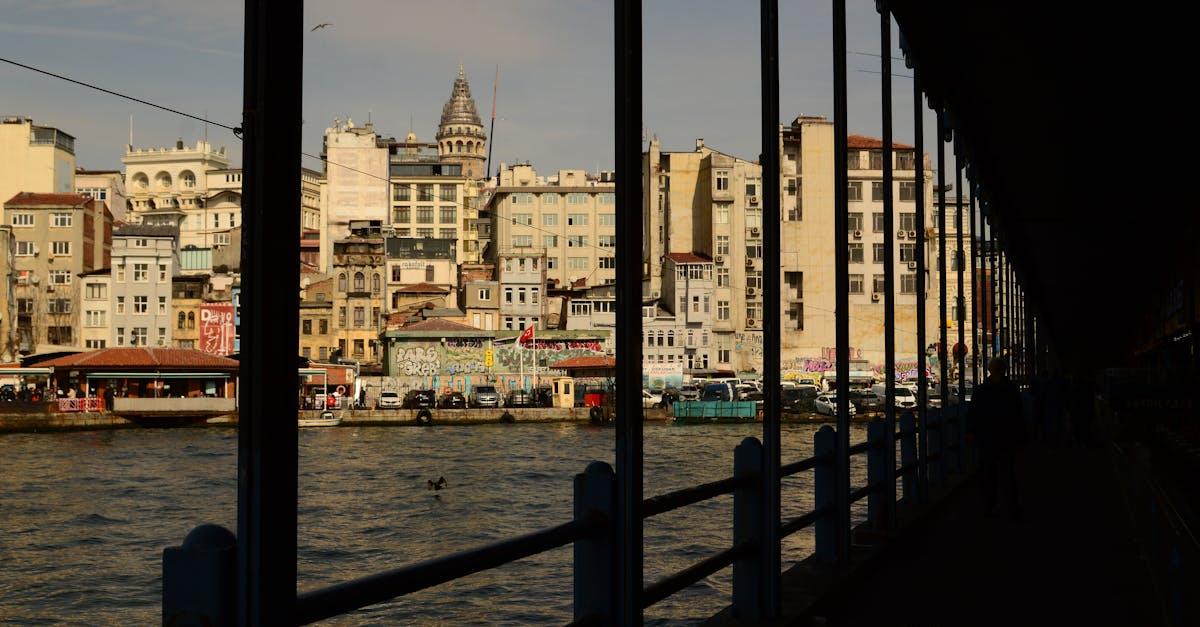 découvrez la beauté envoûtante du bosphore, un symbole incontournable d'istanbul, où l'occident rencontre l'orient. profitez de ses paysages pittoresques, sentez l'histoire vibrante de ses rives et explorez les joyaux architecturaux qui bordent ce détroit fascinant.