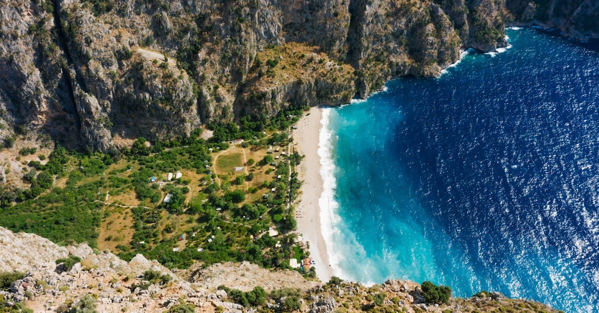 découvrez la vallée des papillons, un havre de paix aux paysages à couper le souffle, où la nature s’épanouit et les papillons colorés dansent au gré du vent. partez à l’aventure à travers des sentiers pittoresques, admirez la faune et la flore uniques, et ressentez la sérénité de cet endroit enchanteur.