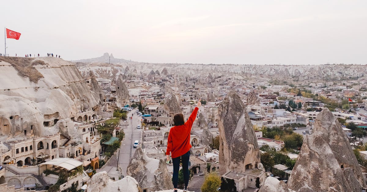 découvrez la cappadoce, une région enchanteresse de turquie connue pour ses paysages lunaires, ses cheminées de fées et ses églises rupestres. vivez une expérience inoubliable en survolant cette terre magique en montgolfière et explorez ses villages troglodytes riches en histoire.