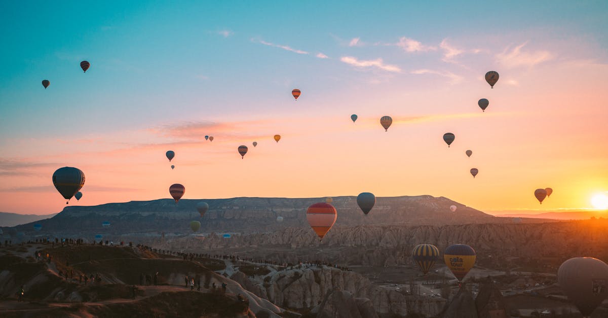 découvrez la cappadoce, une région en turquie célèbre pour ses paysages féériques, ses formations rocheuses uniques et ses villages troglodytes. explorez des montgolfières colorées survolant des vallées enchanteresses et plongez dans l'histoire fascinante de cette destination magique.