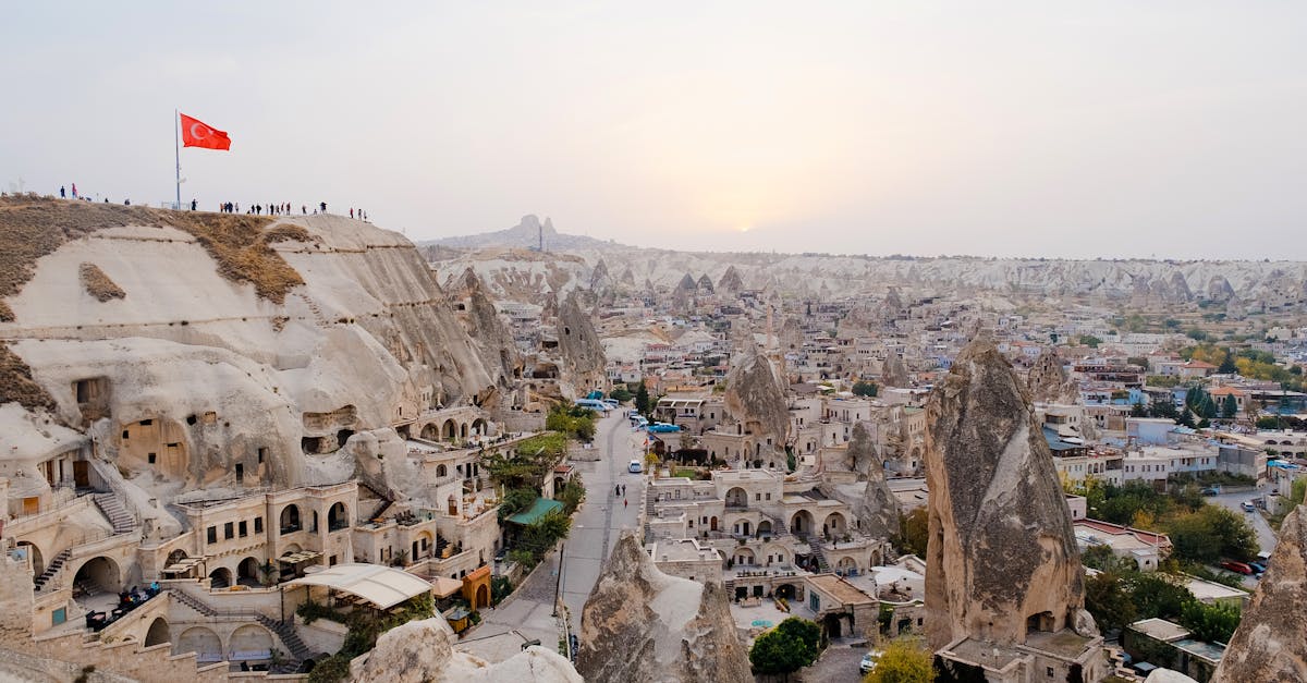 découvrez la cappadoce, une région enchanteresse de la turquie, célèbre pour ses paysages lunaires, ses formations rocheuses uniques et ses anciennes cités troglodytes. partez à l'aventure en montgolfière au-dessus de ce paysage féerique et explorez ses richesses culturelles hors du commun.