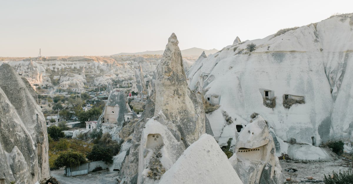 découvrez l'univers fascinant des habitations troglodytes, où l'homme a su s'adapter à son environnement en creusant la roche. plongez dans l'histoire et l'architecture unique de ces cavernes habitables, témoins d'un mode de vie ancestral et d'une harmonie avec la nature.