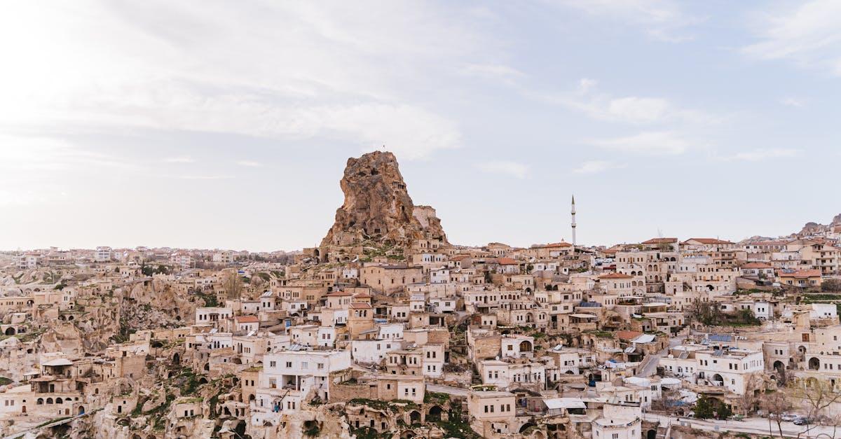 découvrez l'univers fascinant des habitations troglodytes, où l'harmonie entre l'homme et la nature se révèle à travers des architectures uniques creusées dans la roche. plongez dans l'histoire et les traditions de ces refuges atypiques qui ont résisté au temps.