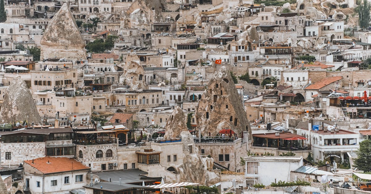 découvrez l'originalité des hôtels troglodytes, nichés dans des caves anciennes, offrant une expérience unique alliant confort moderne et charme historique. partez à l'aventure et explorez des paysages souterrains tout en profitant d'un hébergement atypique.