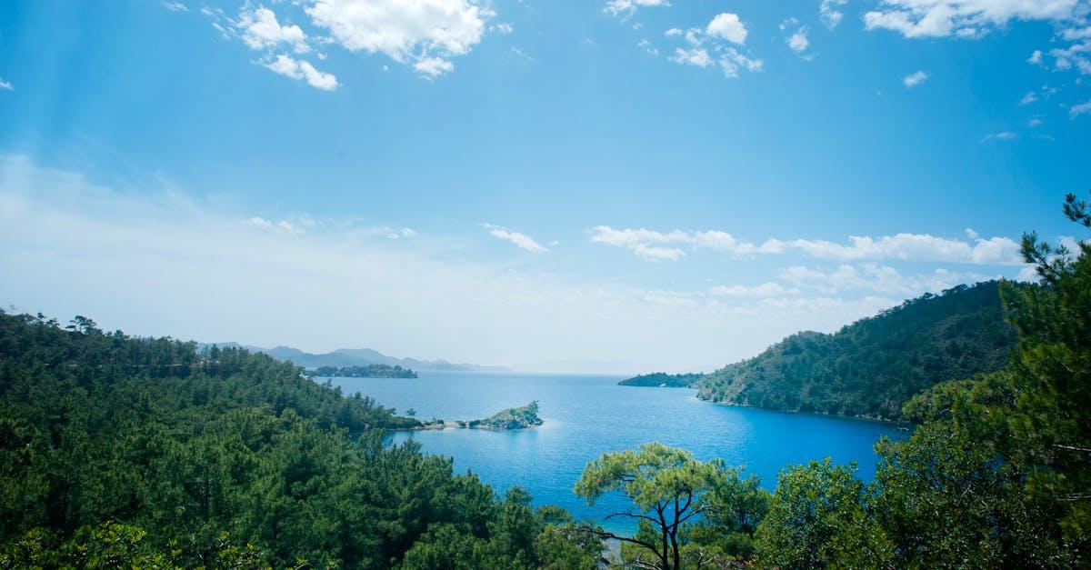 découvrez datça, une destination envoûtante en turquie, connue pour ses plages magnifiques, ses paysages préservés et son atmosphère tranquille. idéale pour les amoureux de la nature et les amateurs de culture, datça combine l'histoire riche et la beauté naturelle, offrant une expérience inoubliable.