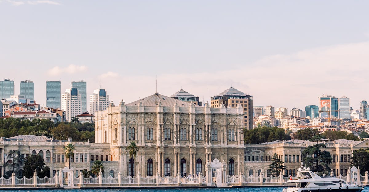 découvrez le palais de dolmabahçe, une merveille architecturale située sur les rives du bosphore à istanbul. ancien palais des sultans ottomans, il séduit par son opulence, ses superbes jardins et ses intérieurs richement décorés. un incontournable pour les amateurs d'histoire et de culture.