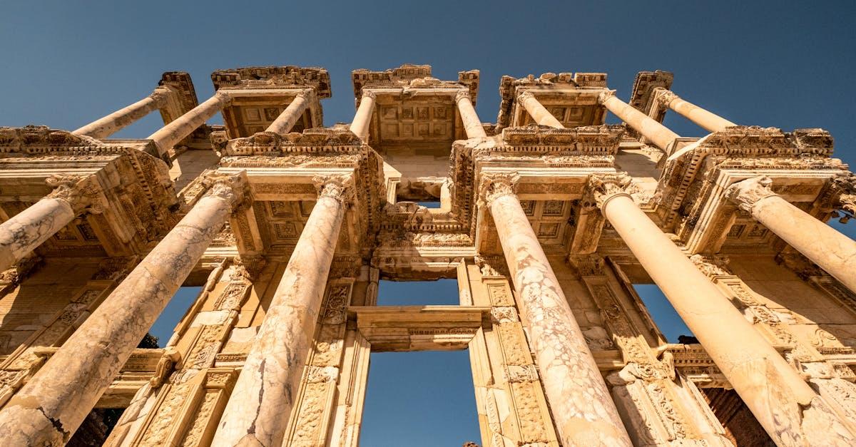 découvrez éphèse, une ancienne ville gréco-romaine en turquie, célèbre pour ses ruines incroyables, entre le temple d'artémis, l'une des sept merveilles du monde, et une architecture fascinante qui témoigne de son riche héritage historique.