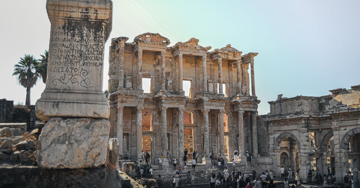 découvrez éphèse, une ancienne cité portuaire de la grèce antique, célèbre pour ses ruines historiques impressionnantes, comme le temple d'artémis, l'une des sept merveilles du monde. plongez dans l'histoire fascinante et l'architecture époustouflante de cette destination incontournable.