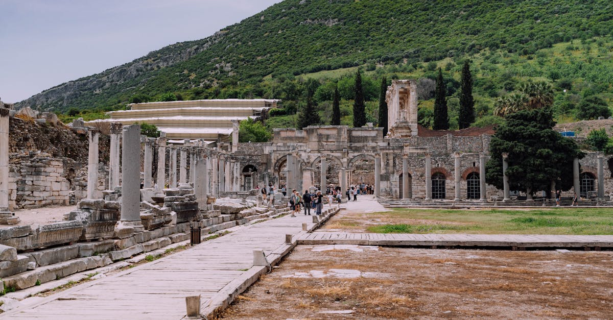 découvrez ephèse, l'une des merveilles de l'antiquité, célèbre pour ses ruines impressionnantes, son histoire fascinante et son rôle clé dans la culture méditerranéenne. plongez dans l'héritage des grecs et des romains à travers des explorations inoubliables.