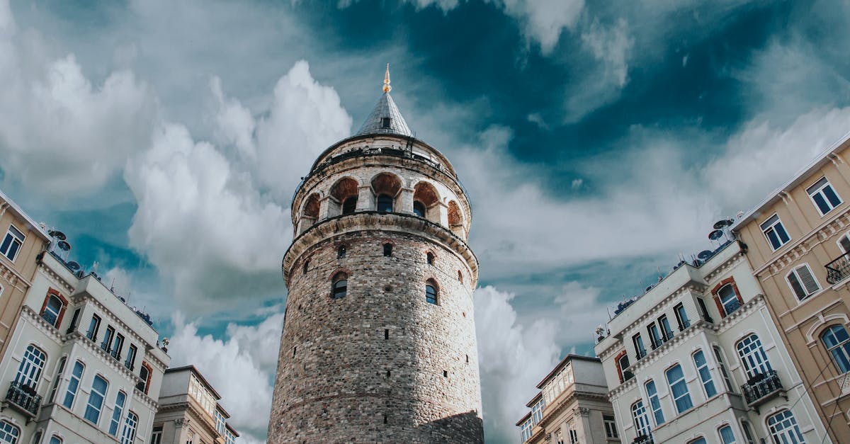 découvrez la tour de galata, un emblème emblématique d'istanbul. plongez dans son histoire fascinante, admirez des vues panoramiques sur la ville et explorez les environs animés. une expérience incontournable pour tous les visiteurs !