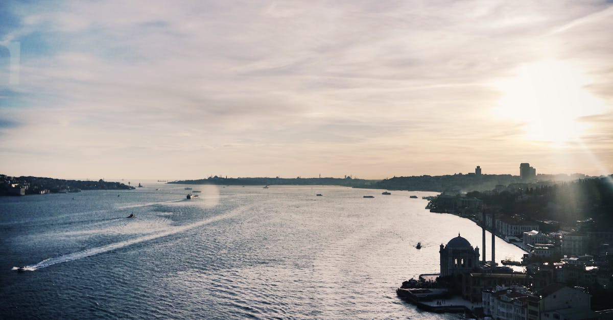 découvrez istanbul, la fascinante ville qui relie l'orient à l'occident. explorez ses monuments historiques, sa culture riche, sa délicieuse gastronomie et ses bazars animés, tout en vous immergeant dans l'atmosphère unique de cette métropole vibrante.