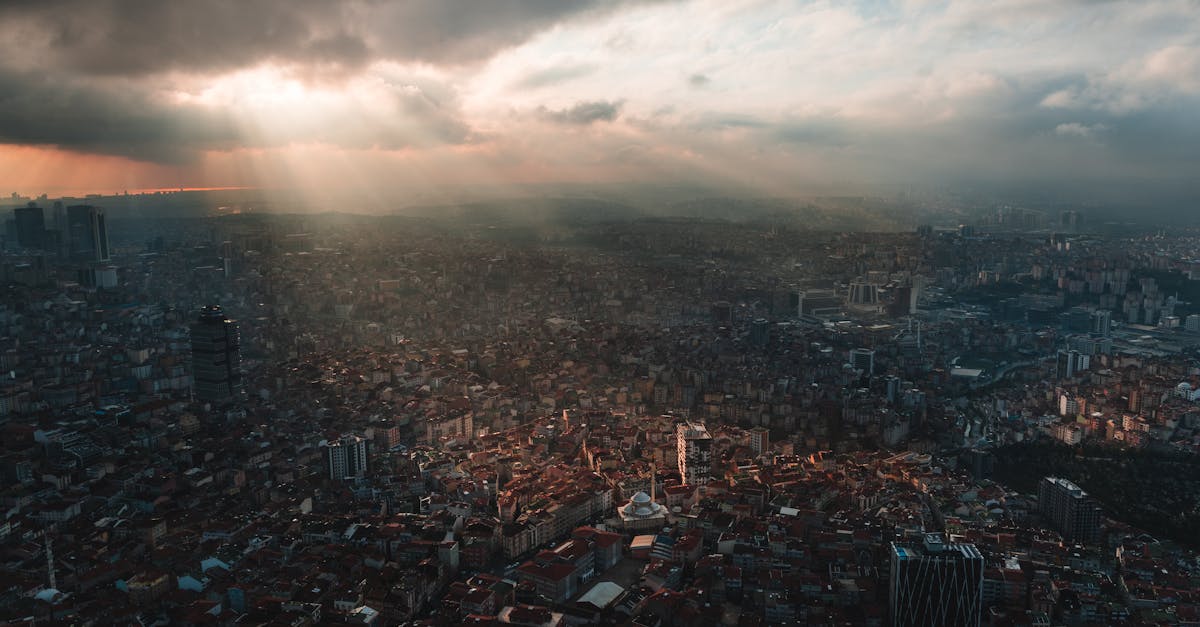 découvrez istanbul, une ville fascinante où l'histoire, la culture et la modernité se rencontrent. explorez ses magnifiques mosquées, ses marchés animés et sa délicieuse gastronomie. plongez dans le charme unique de cette métropole qui relie l'orient à l'occident.