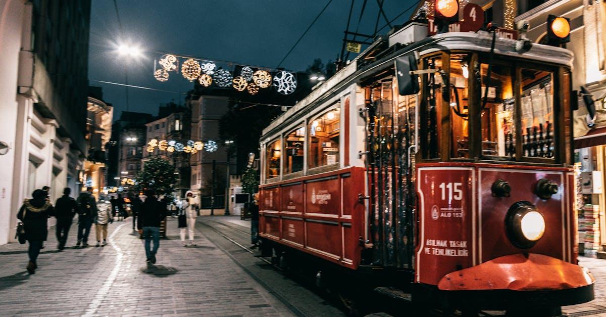 découvrez istiklal, l'avenue emblématique d'istanbul où tradition et modernité se rencontrent. flânez parmi ses boutiques, cafés et bâtiments historiques, et laissez-vous séduire par l'effervescence et le charme de ce lieu unique.