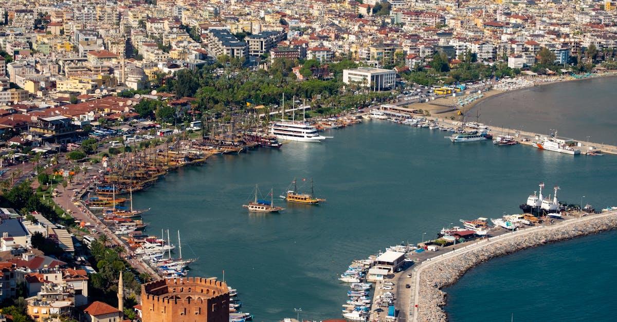 découvrez kaleici, le quartier historique d'antalya, où l'histoire rencontre la modernité. flânez dans ses ruelles pittoresques, admirez l'architecture ottomane et profitez des vues imprenables sur la mer méditerranée. un lieu incontournable pour les amateurs de culture et de paysages enchanteurs.