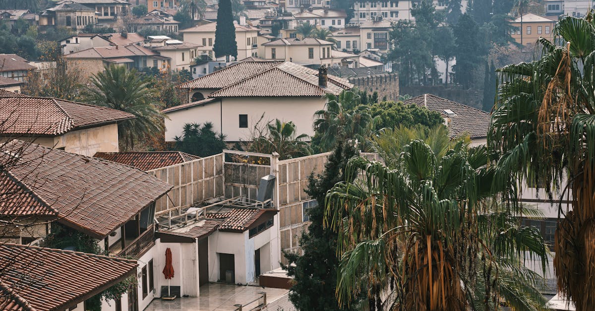 découvrez kaleici, le quartier historique d'antalya, où l'architecture ottomane rencontre la beauté méditerranéenne. flânez dans ses ruelles pittoresques, explorez ses monuments anciens et savourez la cuisine locale dans un cadre enchanteur.