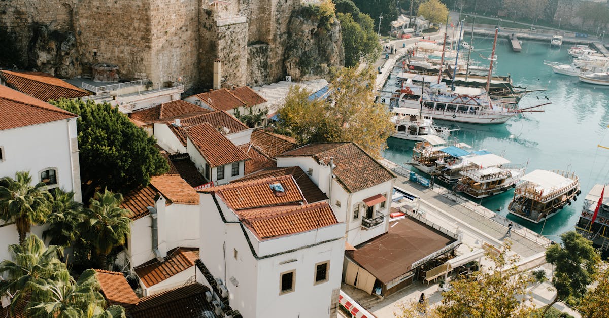 découvrez kaleici, le quartier historique d'antalya, riche en culture, en architecture ottomane et en ruelles pittoresques. explorez ses sites emblématiques, ses boutiques artisanales et ses restaurants typiques tout en profitant de l'authenticité de la méditerranée.