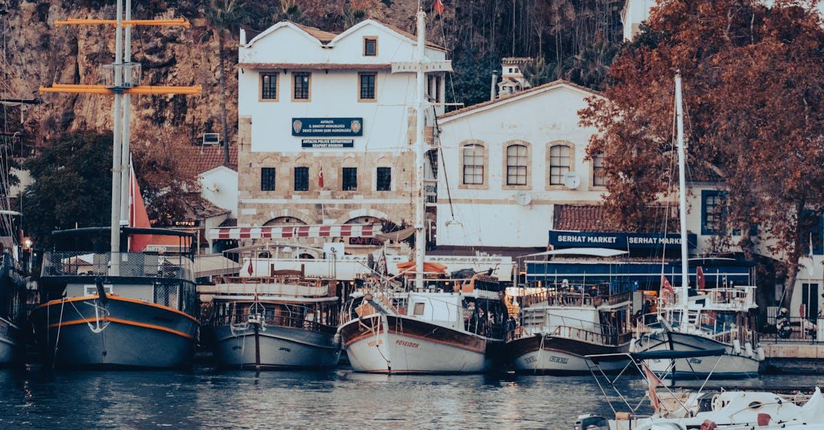 découvrez kaleici, le quartier historique d'antalya, où se mêlent charme ancien et modernité. explorez ses rues pavées, ses maisons ottomanes bien préservées, ainsi que ses boutiques artisanales et restaurants pittoresques, le tout face à une vue imprenable sur la mer méditerranée.