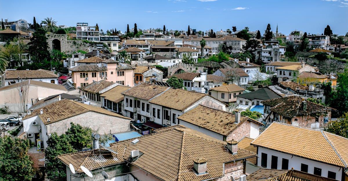 découvrez kaleici, le quartier historique d'antalya, où les ruelles pavées, les maisons ottomanes et les vues imprenables sur la mer méditerranée vous plongeront dans un voyage plein de charme et de culture. explorez les boutiques locales, dégustez des spécialités turques et laissez-vous séduire par l'atmosphère unique de ce joyau architectural.