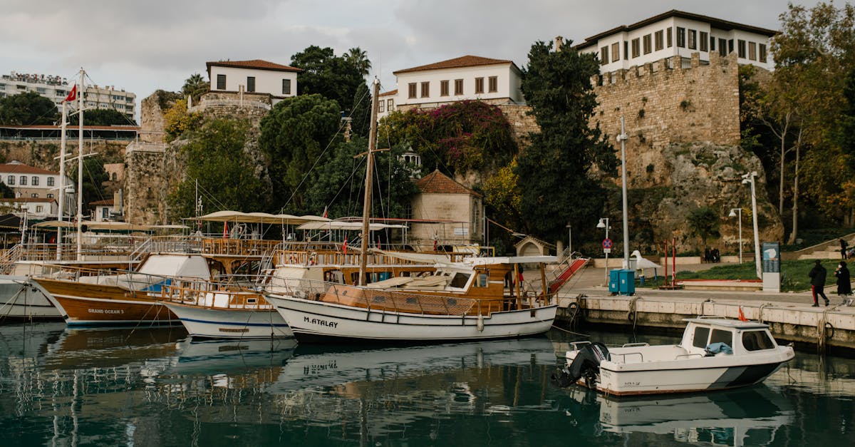 découvrez kaleici, le quartier historique d'antalya, où l'architecture ottomane rencontre les ruelles pavées. explorez ses charmantes boutiques, ses restaurants traditionnels et sa riche histoire culturelle dans un cadre pittoresque au bord de la mer méditerranée.