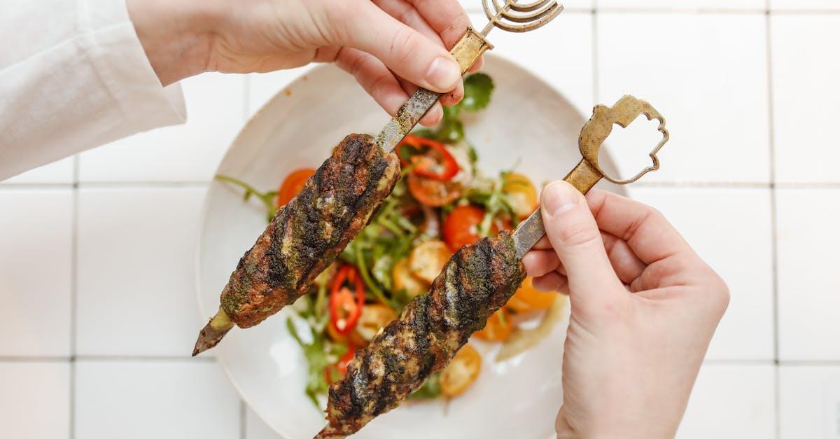 découvrez nos délicieux kebabs préparés avec des ingrédients frais et savoureux. savourez une expérience culinaire authentique avec des viandes marinées, des légumes croquants et des sauces maison, le tout enveloppé dans un pain pita moelleux. parfait pour un repas rapide ou un encas gourmand !