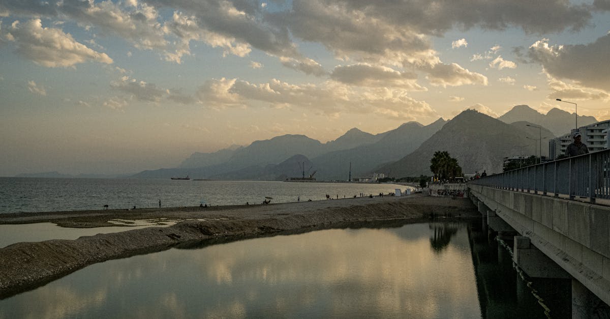 découvrez konyaaltı, une magnifique plage de la côte méditerranéenne en turquie, célèbre pour ses eaux cristallines, ses paysages pittoresques et son ambiance festive. un lieu idéal pour se détendre, profiter des activités nautiques et explorer les charmants cafés et boutiques à proximité.