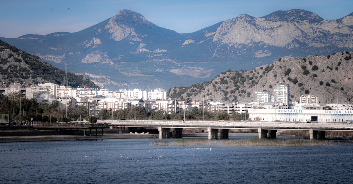 découvrez konyaaltı, une magnifique station balnéaire de la côte méditerranéenne de turquie, célèbre pour ses plages de sable doré, ses paysages pittoresques et ses activités de plein air. profitez d'une expérience inoubliable entre soleil, mer et culture.