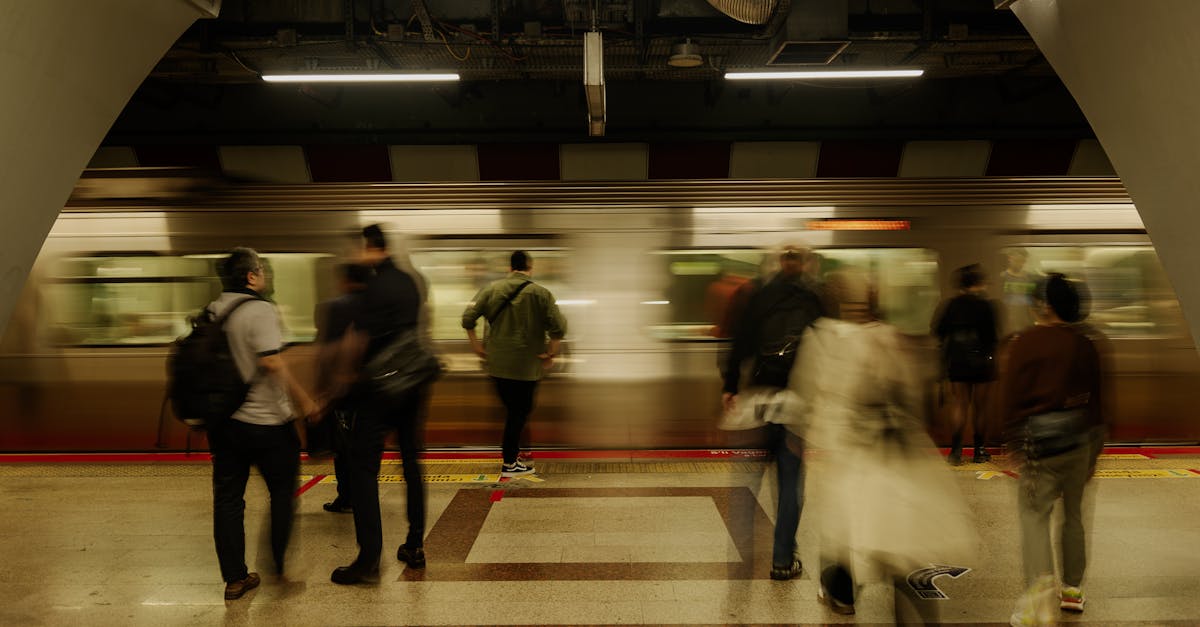 découvrez marmaray, le projet de transport ferroviaire révolutionnaire qui relie les rives européenne et asiatique d'istanbul. explorez l'importance historique et les avantages modernes de cette ligne de métro sous-marine, qui facilite les déplacements et réduit la congestion urbaine.