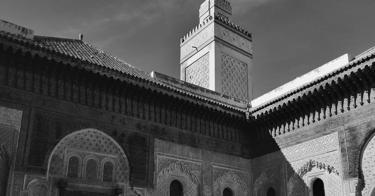 découvrez l'histoire, l'architecture et la signification culturelle des minarets, ces structures emblématiques des mosquées qui s'élèvent vers le ciel, symbolisant la foi et la spiritualité dans le monde islamique.