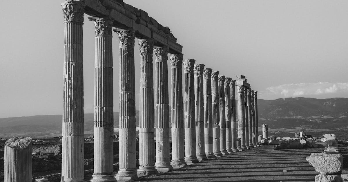 découvrez pamukkale, un site naturel exceptionnel en turquie, célèbre pour ses magnifiques terrasses de travertin blanc et ses eaux thermales aux vertus thérapeutiques. plongez dans l'histoire de l'ancienne ville de hiérapolis et profitez de paysages à couper le souffle.