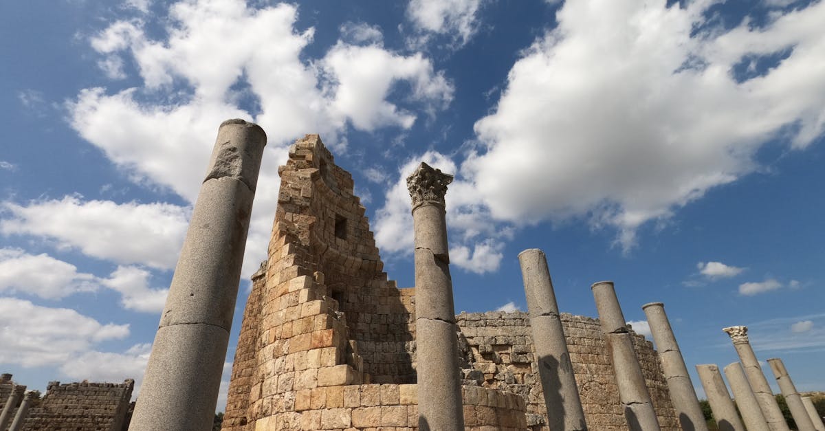 découvrez perge, ancienne ville romaine située en turquie, célèbre pour ses ruines majestueuses et son riche patrimoine historique. explorez ses théâtres, ses stades et ses temples qui témoignent de la grandeur de la civilisation antique.