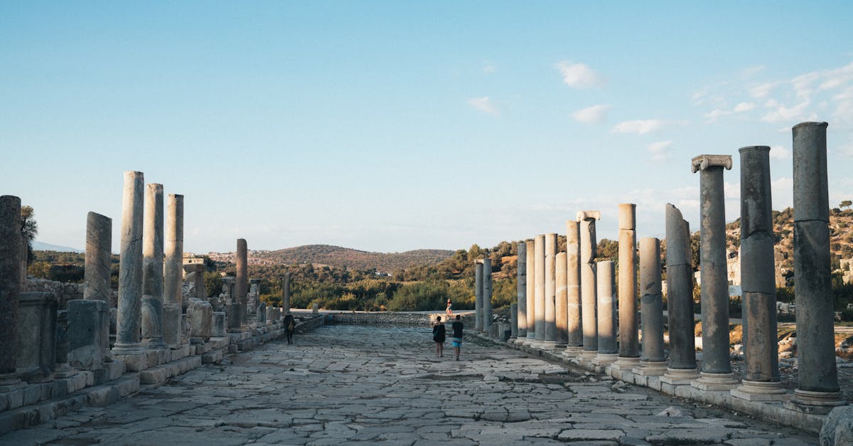 découvrez perge, une ancienne ville romaine située en turquie, célèbre pour ses ruines archéologiques impressionnantes, son amphithéâtre majestueux et ses magnifiques thermes. explorez l'histoire fascinante et la beauté architecturale de ce site classé au patrimoine mondial de l'unesco.