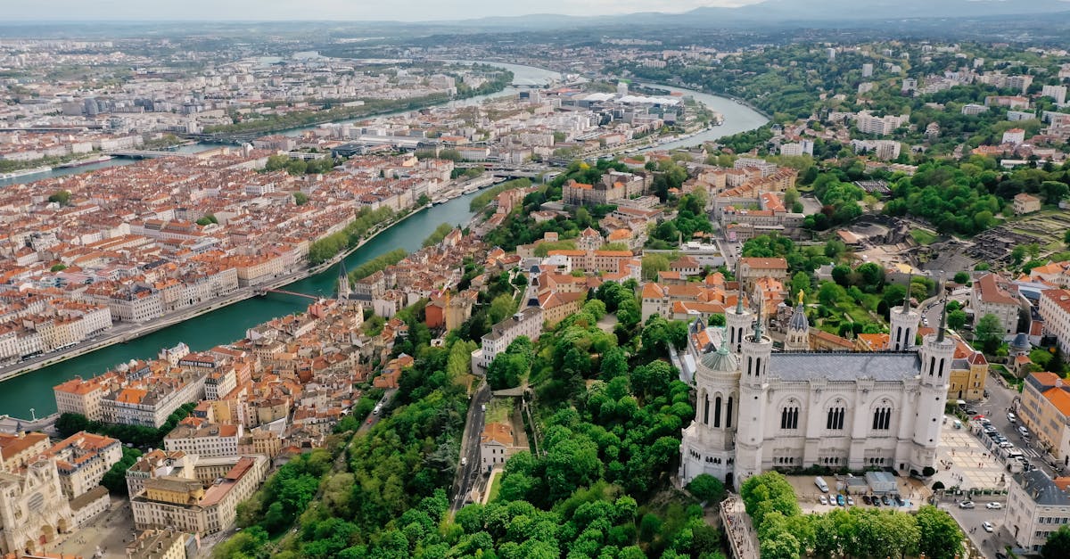 découvrez la basilique rouge, un chef-d'œuvre architectural situé à istanbul, célèbre pour ses impressionnantes colonnes et son atmosphère mystique. explorez son histoire fascinante et admirez ses mosaïques spectaculaires.