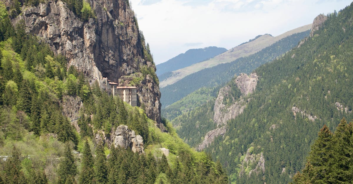 découvrez le monastère de sumela, un joyau architectural situé dans les majestueuses montagnes du pontus en turquie. plongez dans l'histoire fascinante de cet ancien édifice byzantin, célèbre pour ses superbes fresques et sa vue imprenable sur la nature environnante. un lieu incontournable pour les amateurs de culture et de spiritualité.