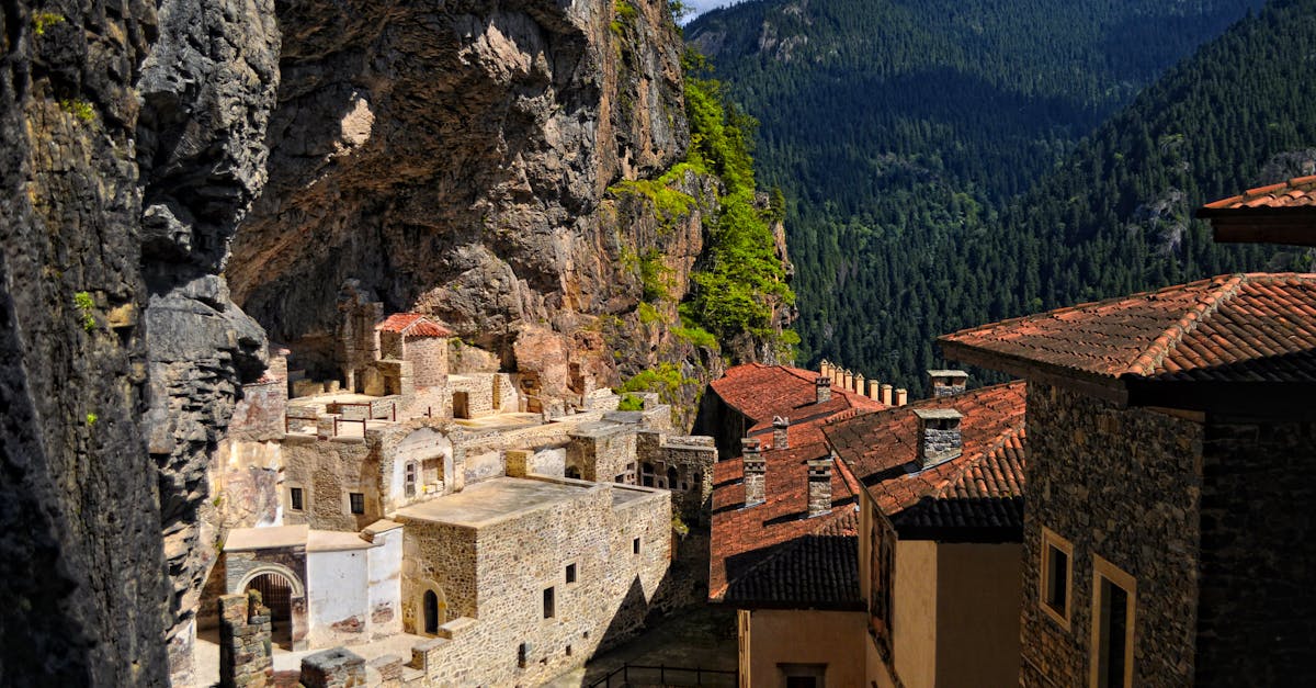 découvrez le monastère de sumela, un chef-d'œuvre architectural accroché à la falaise des montagnes pontiques en turquie. plongez dans son histoire fascinante, ses fresques éblouissantes et son cadre naturel exceptionnel, entre légendes et spiritualité.