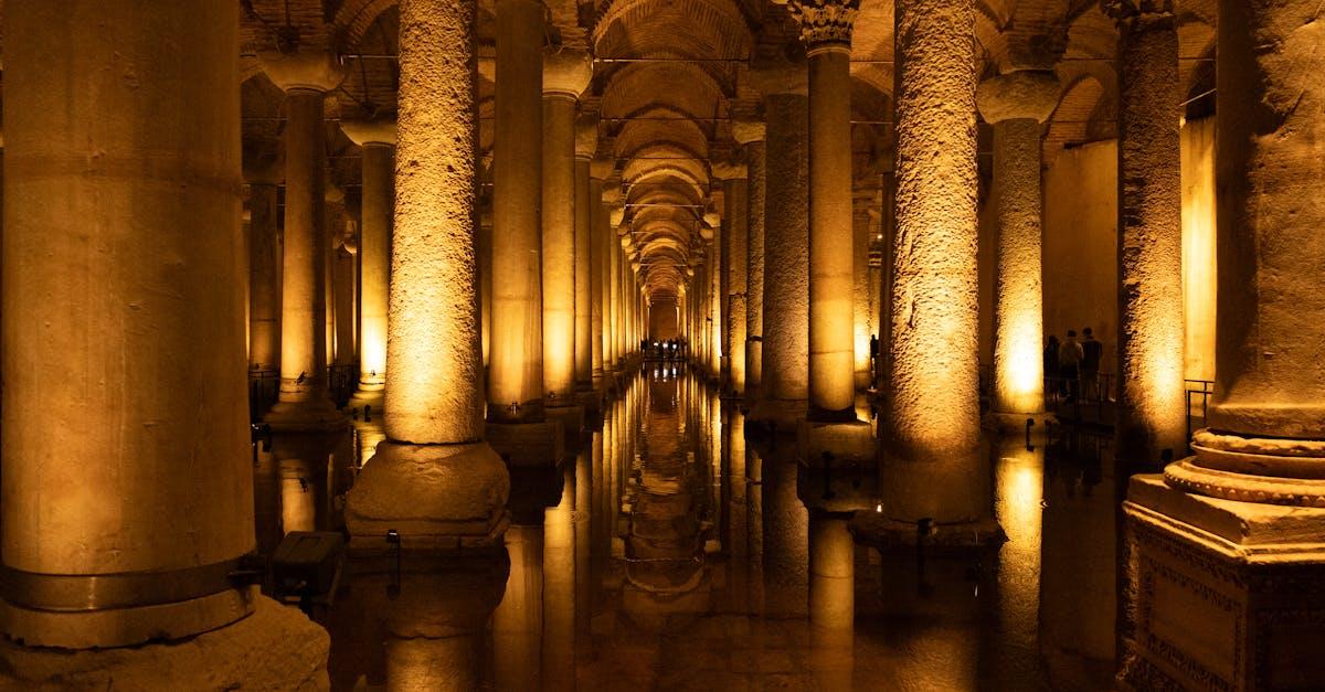 découvrez topkapi, le célèbre palais ottoman qui incarne l'histoire et l'architecture majestueuse d'istanbul. explorez ses somptueux jardins, ses riches collections d'art et ses trésors historiques, tout en plongeant dans l'histoire fascinante de l'empire ottoman.