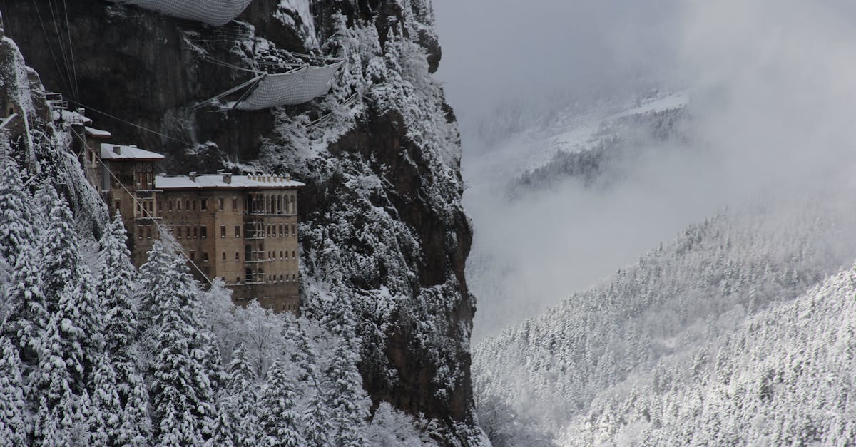 découvrez trabzon, une ville turque pleine de charme située sur la côte de la mer noire, réputée pour ses paysages naturels époustouflants, son riche patrimoine historique et sa délicieuse cuisine locale. explorez ses sites emblématiques, tels que le monastère de sumela et profitez de l'hospitalité chaleureuse de ses habitants.