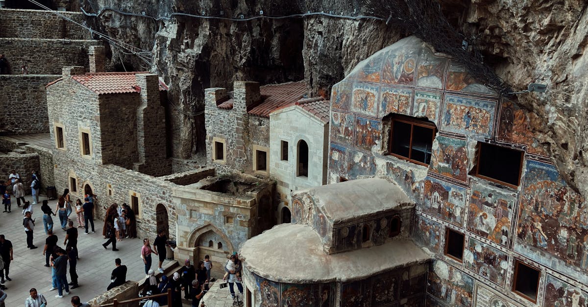 découvrez trabzon, une ville fascinante de la côte de la mer noire en turquie, riche en histoire, culture et paysages époustouflants. explorez ses monasteres historiques, ses paysages verdoyants et savourez la délicieuse cuisine locale.