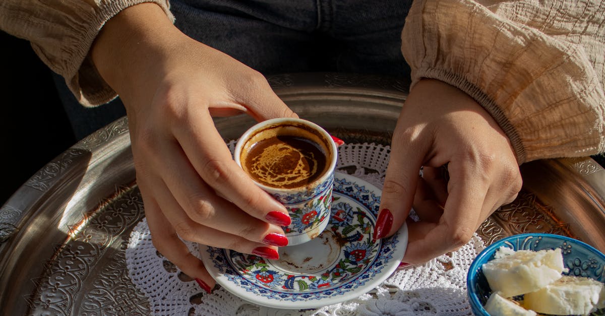 découvrez la douceur envoûtante des délices turcs, une confiserie traditionnelle à base de sucre, d'amidon et aromatisée à la rose ou à des fruits. laissez-vous séduire par cette friandise délicate et gouteuse, parfaite pour accompagner un thé ou offrir en cadeau.