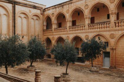 découvrez mardin, une ville envoûtante du sud-est de la turquie, célèbre pour son architecture unique, ses ruelles pittoresques et son riche patrimoine culturel. explorez ses monuments historiques, savourez une cuisine délicieuse et imprégnez-vous de l'atmosphère chaleureuse de cette destination fascinante.