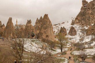 découvrez la cappadoce, une région magique de turquie célèbre pour ses paysages féériques, ses formations rocheuses uniques et ses magnifiques montgolfières. explorez ses villes souterraines, ses églises rupestres et plongez dans un monde enchanteur entre histoire et nature.